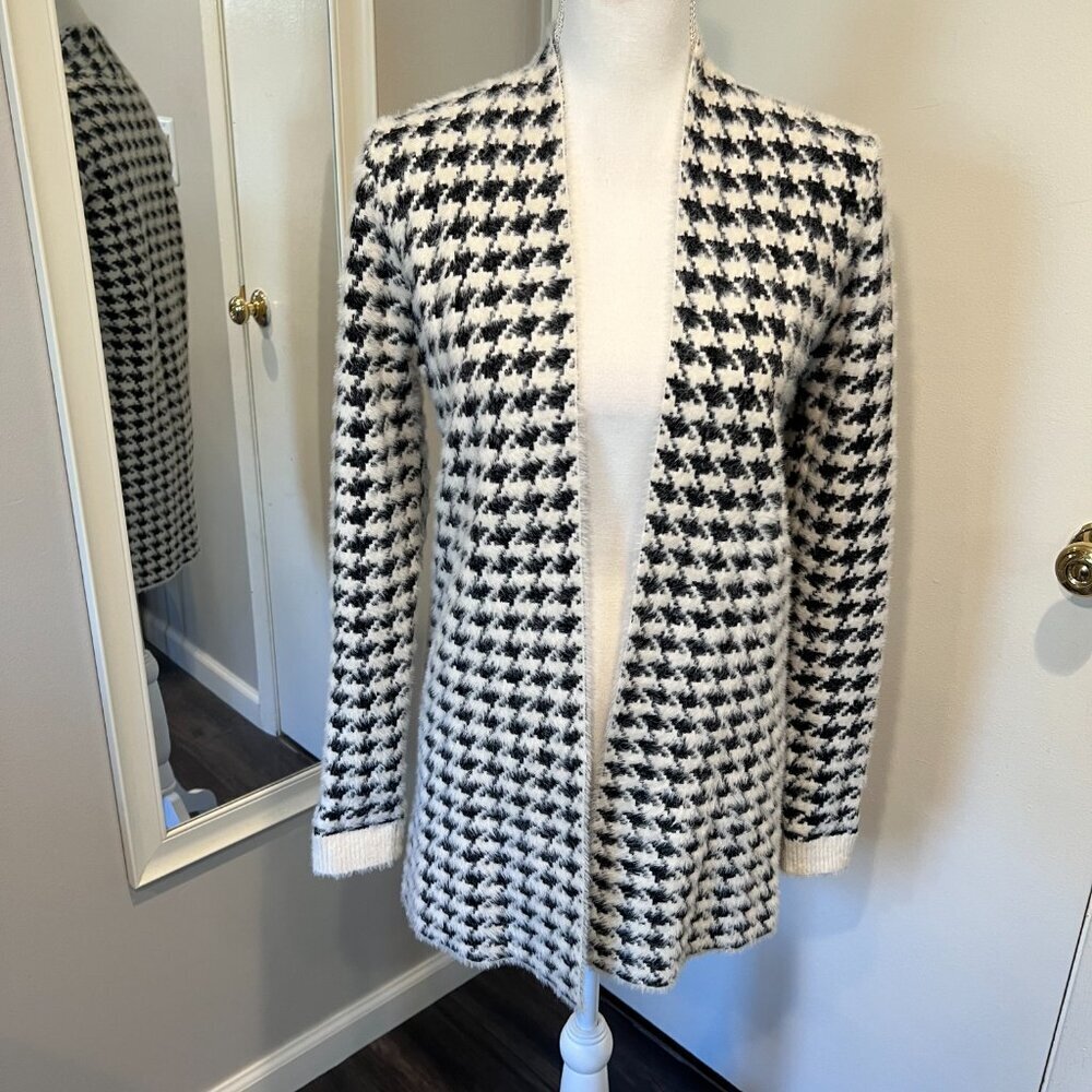 Cyrus Black & Cream Houndstooth Fuzzy Cardigan, Size Small - Picture 3 of 16